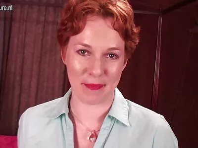 Brunette tiener wordt in haar gratisporno film kont geboord door een grote lul