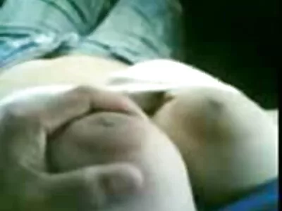 Bril dragende tiener wordt geneukt door haar sexoral film stiefvader