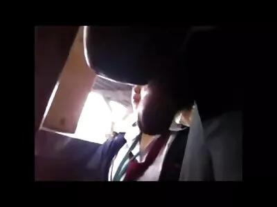 Bleke roodharige wordt volledig gedomineerd in de gratis porn film nep-taxi