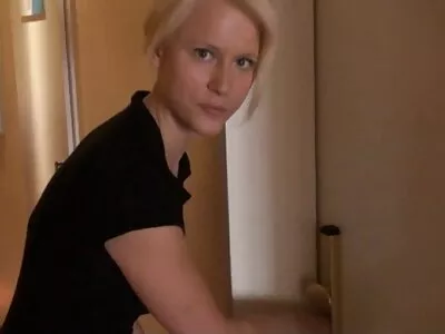 Nauwelijks porno gratis xxx tube legale blondine wil een grote zwarte lul voor haar verjaardag