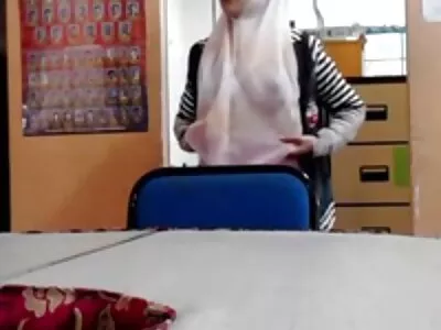 Sletterig Spaans meisje neemt een enorme zwarte film sexi adulti lul voor de camera