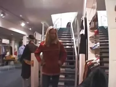 Vrouwelijke agent mag pula xnxx plezier hebben met een prachtige brunette